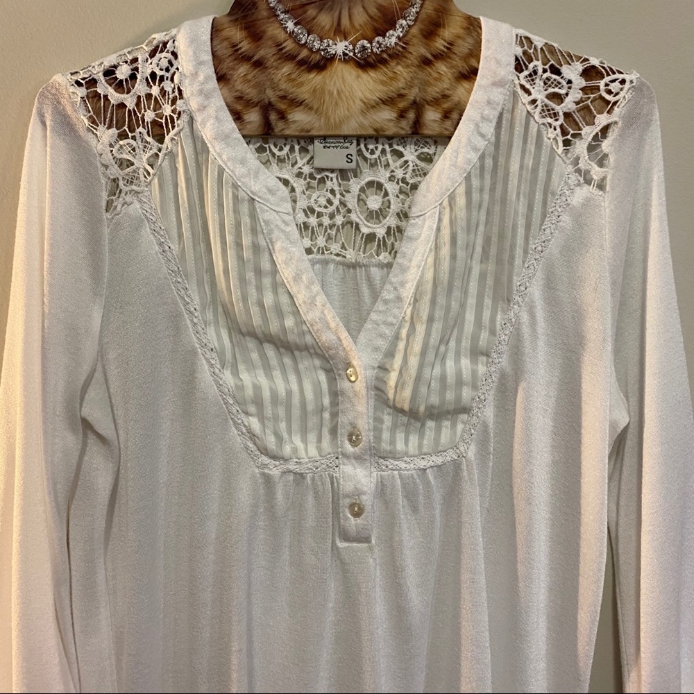 American Rag White Blouse V Neck Top Lace Buttons Size Small - Picture 3 of 8